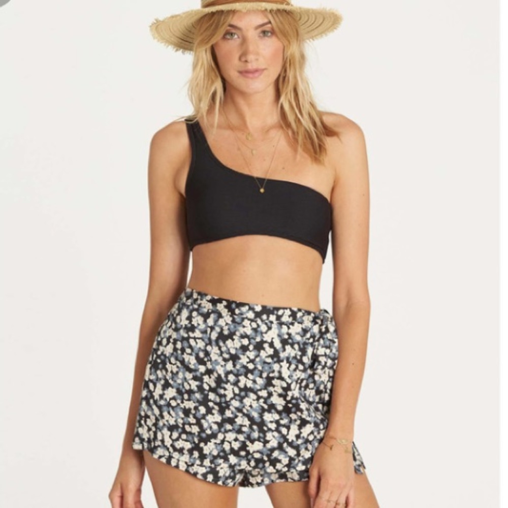 Billabong Flirting Devil Skort size M NWOT